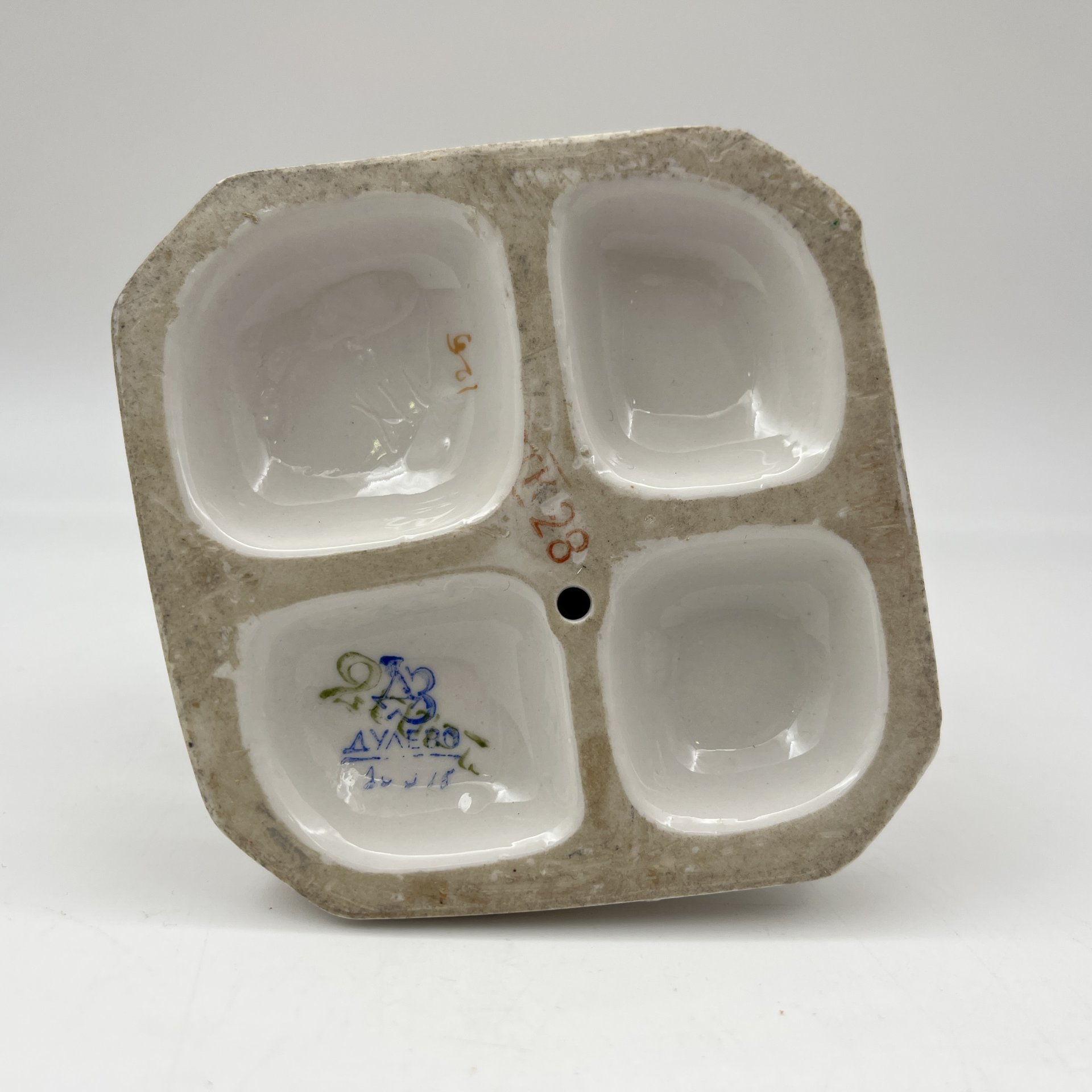 Статуэтка "Маленькая хозяйка" (Узбечка с чайником), скульптор О.М. Богданова, фарфор, роспись, люстр, золочение, Дулевский фарфоровый завод (Дулёво), СССР, 1952-1964 гг.