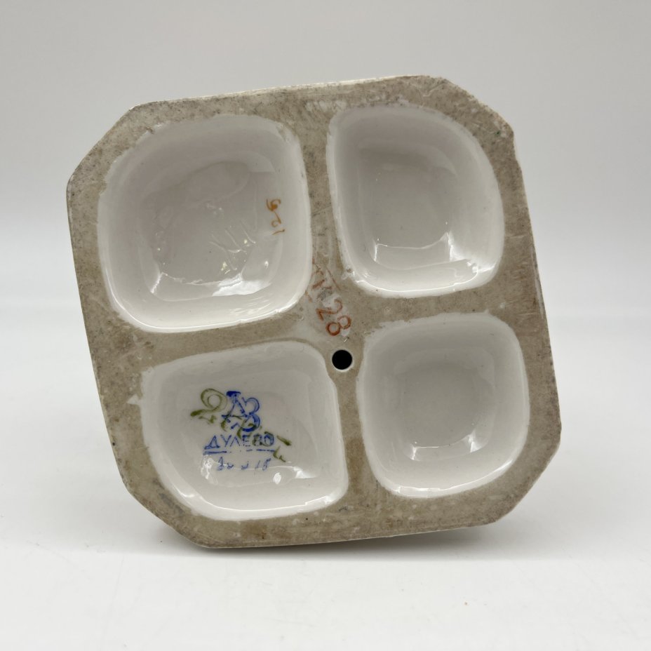 Статуэтка "Маленькая хозяйка" (Узбечка с чайником), скульптор О.М. Богданова, фарфор, роспись, люстр, золочение, Дулевский фарфоровый завод (Дулёво), СССР, 1952-1964 гг.