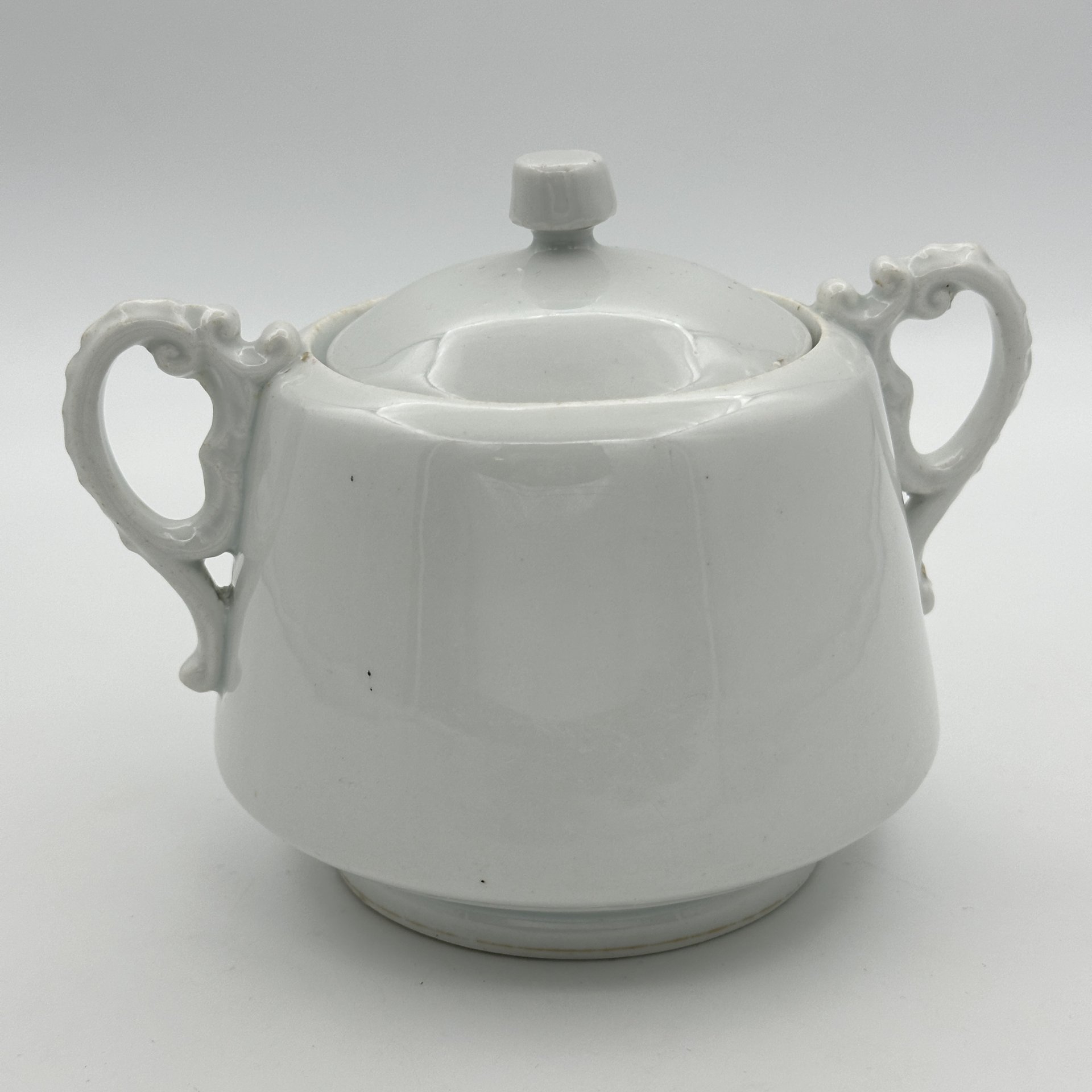 Сахарница с фигурными ручками, фарфор, Товарищество М.С. Кузнецова, Товарищество М.С. Кузнецова