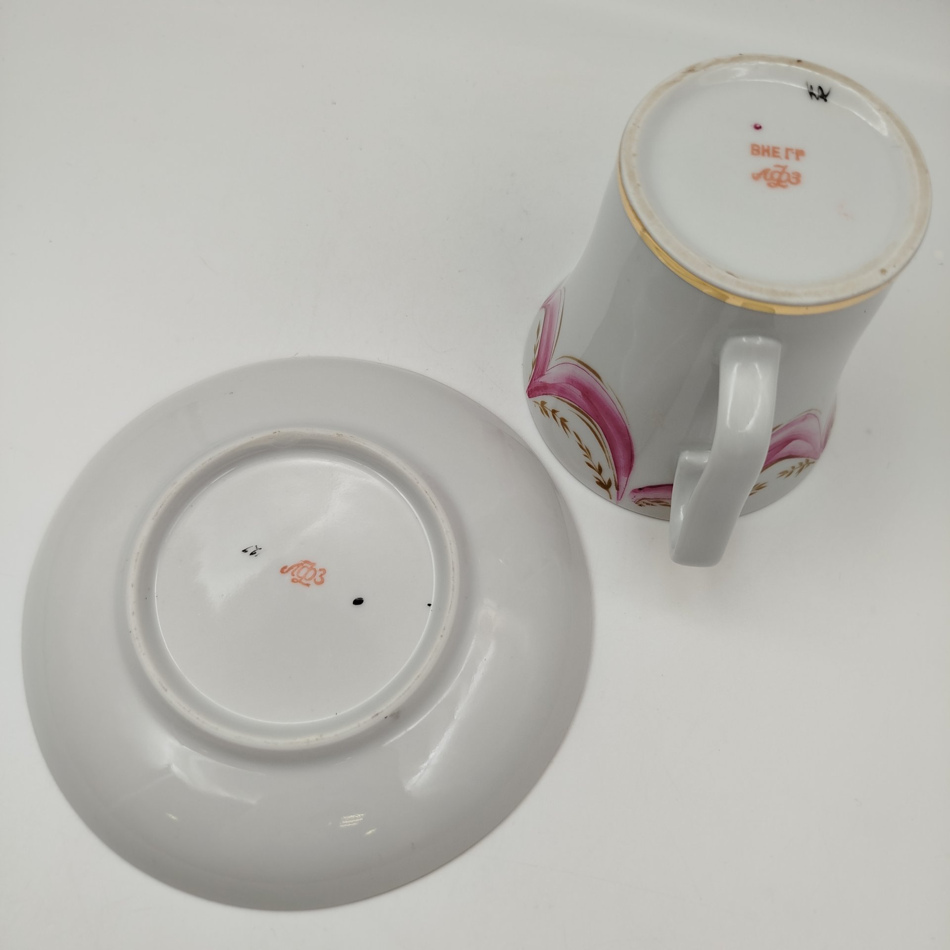 Пара чайная "40 лет Великой Победы", форма "Ленинградский", фарфор, деколь, роспись, золочение, Ленинградский фарфоровый завод (ЛФЗ), СССР, 1985 г.