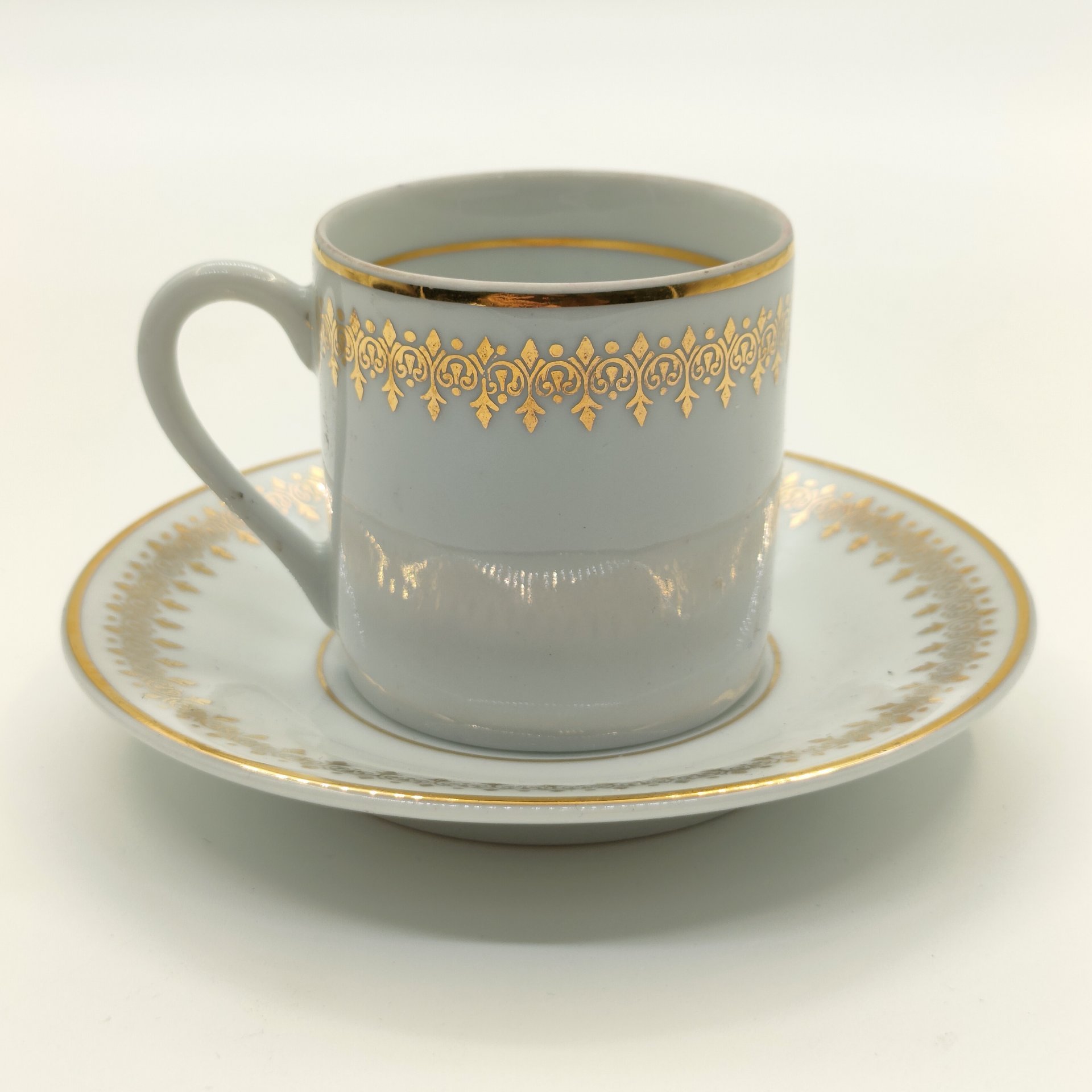 Пара кофейная с изображением гитариста, фарфор, деколь, золочение, Philippe Deshoulieres, Франция, 1960-2000 гг.