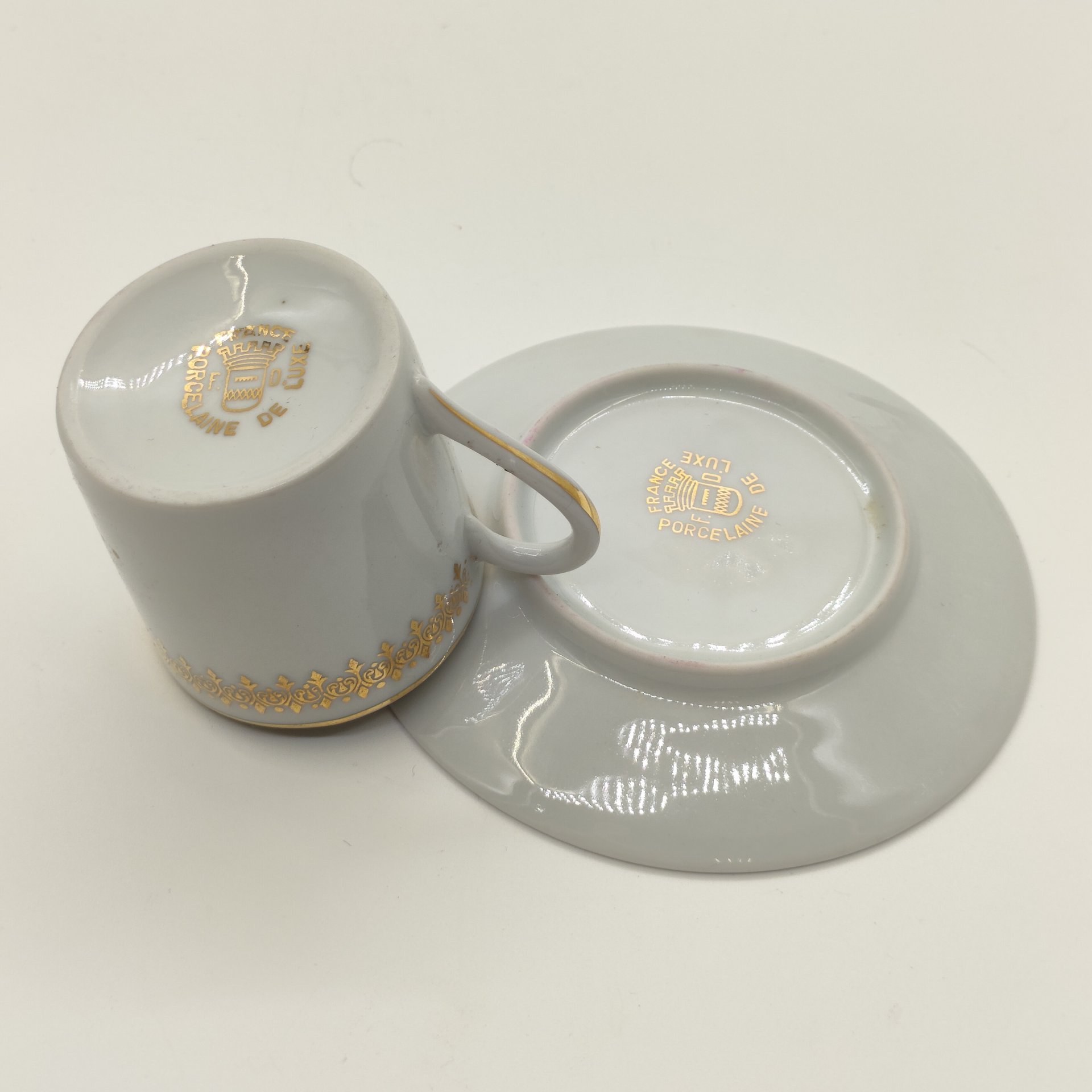 Пара кофейная с изображением гитариста, фарфор, деколь, золочение, Philippe Deshoulieres, Франция, 1960-2000 гг.