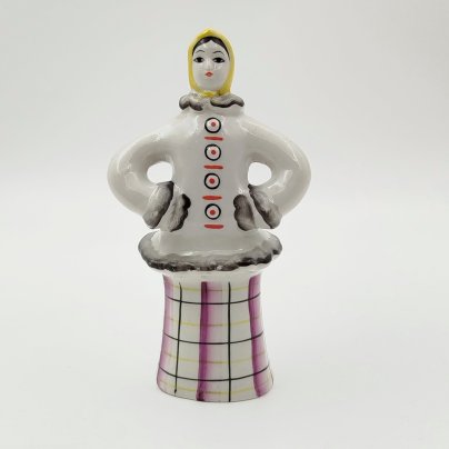Статуэтка "Девушка в зимнем пальто", фарфор, роспись, Турыгинский фарфоровый завод артели «Художественная керамика» (Гжель), СССР, 1970-1990 гг.