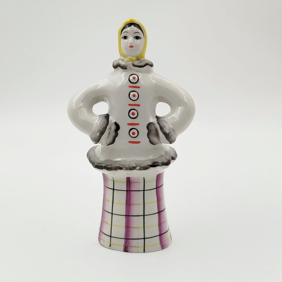 Статуэтка "Девушка в зимнем пальто", фарфор, роспись, Турыгинский фарфоровый завод артели «Художественная керамика» (Гжель), СССР, 1970-1990 гг.