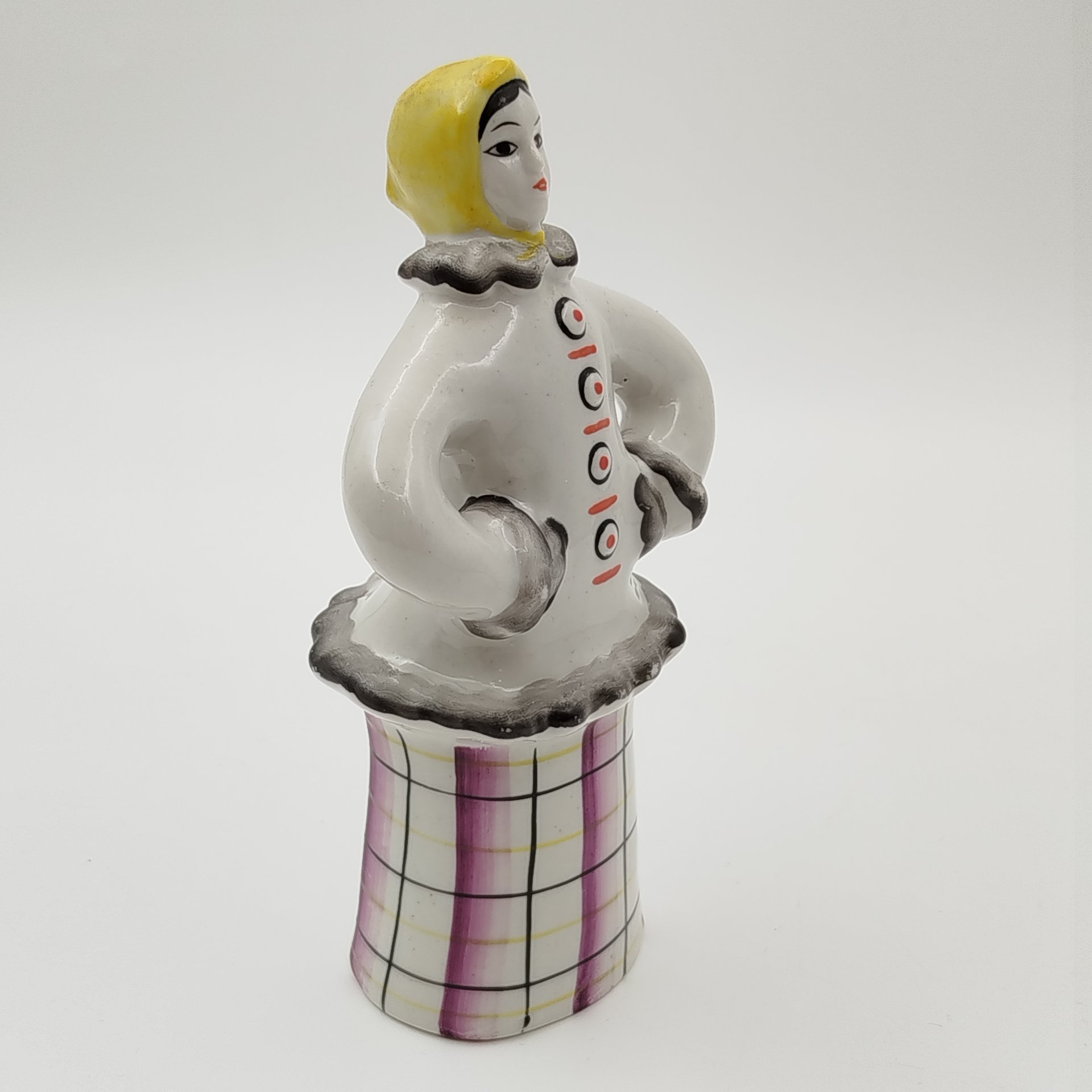 Статуэтка "Девушка в зимнем пальто", фарфор, роспись, Турыгинский фарфоровый завод артели «Художественная керамика» (Гжель), СССР, 1970-1990 гг.