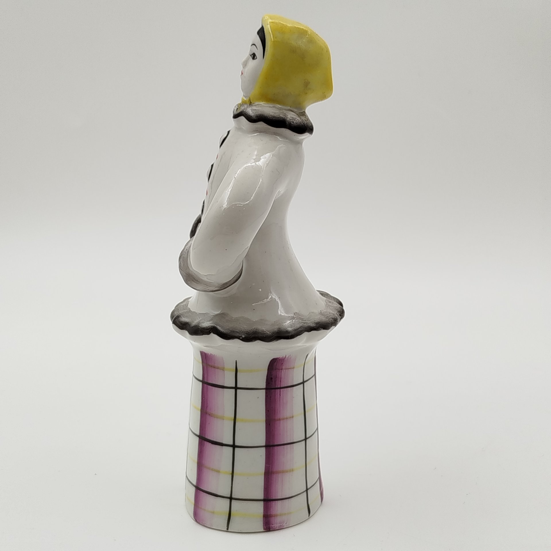 Статуэтка "Девушка в зимнем пальто", фарфор, роспись, Турыгинский фарфоровый завод артели «Художественная керамика» (Гжель), СССР, 1970-1990 гг.