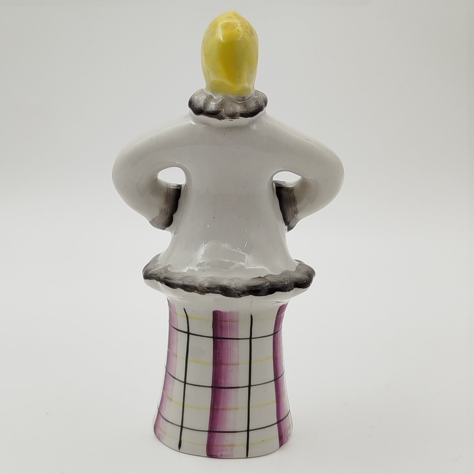 Статуэтка "Девушка в зимнем пальто", фарфор, роспись, Турыгинский фарфоровый завод артели «Художественная керамика» (Гжель), СССР, 1970-1990 гг.