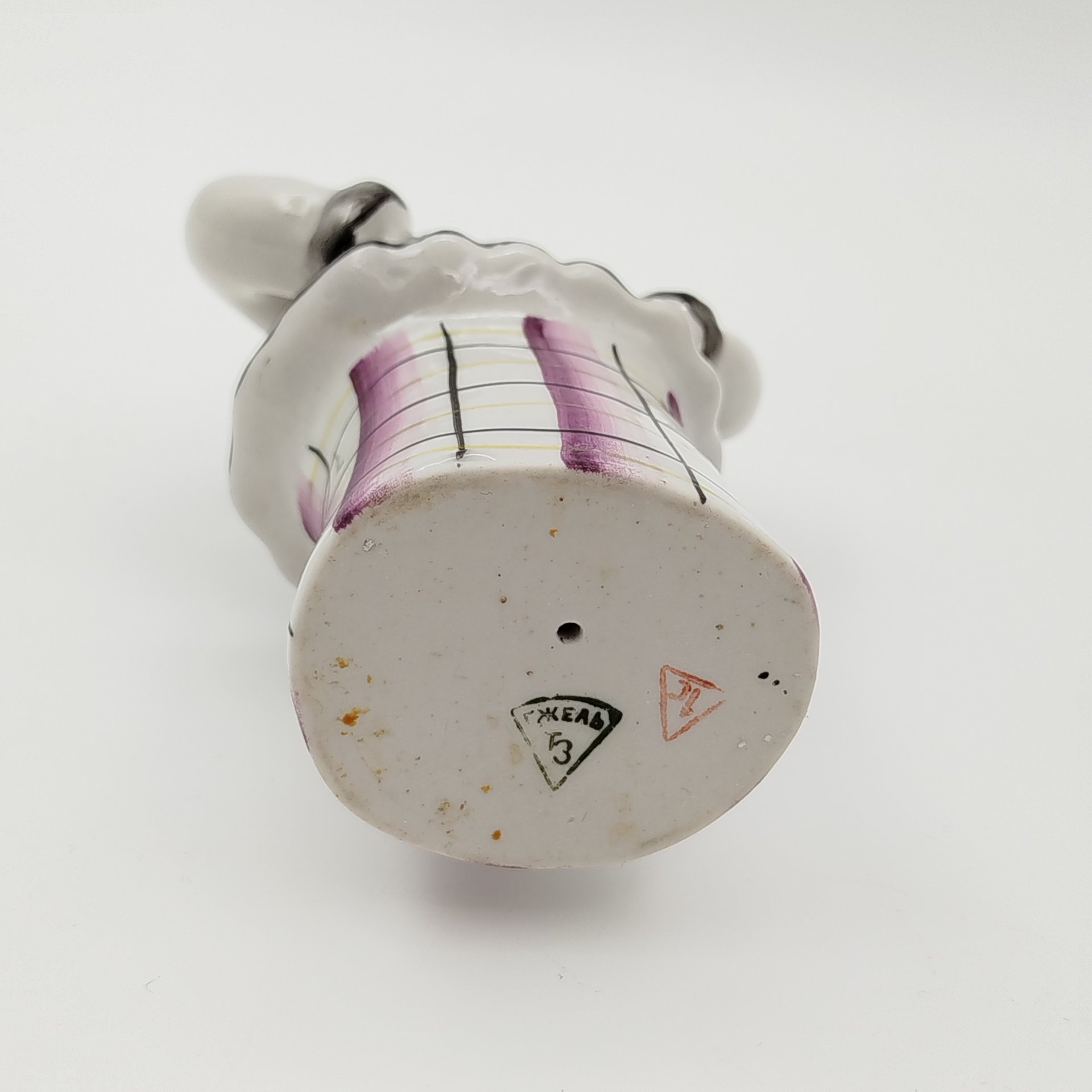 Статуэтка "Девушка в зимнем пальто", фарфор, роспись, Турыгинский фарфоровый завод артели «Художественная керамика» (Гжель), СССР, 1970-1990 гг.