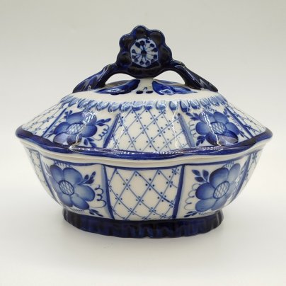 Шкатулка (конфетница) овальной формы с растительным декором, фарфор, роспись, Объединение «Гжель», СССР, 1986-1991 гг.