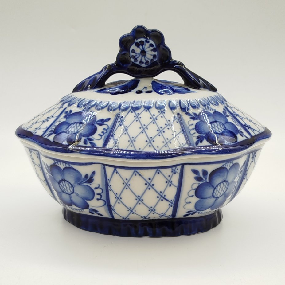 Шкатулка (конфетница) овальной формы с растительным декором, фарфор, роспись, Объединение «Гжель», СССР, 1986-1991 гг.