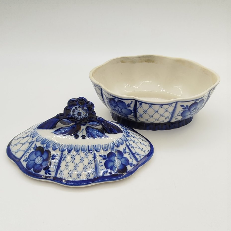 Шкатулка (конфетница) овальной формы с растительным декором