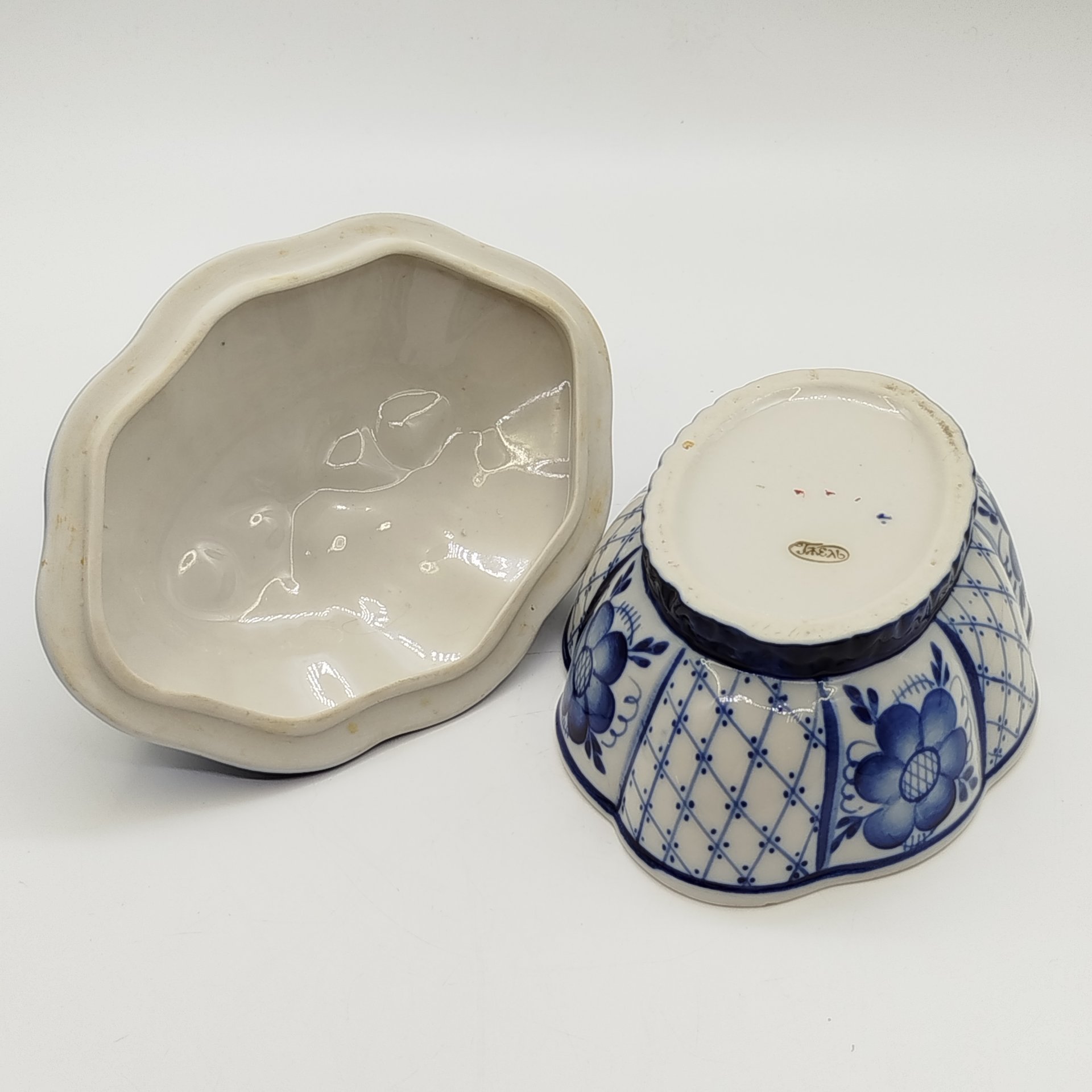 Шкатулка (конфетница) овальной формы с растительным декором, фарфор, роспись, Объединение «Гжель», СССР, 1986-1991 гг.