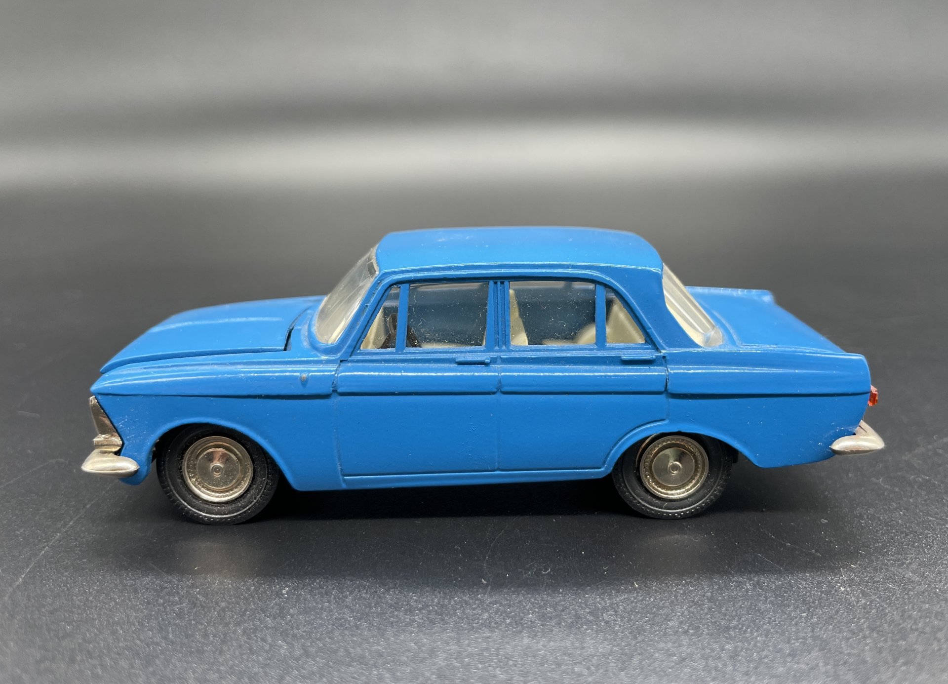 Модель автомобиля "Москвич 408" в коробке