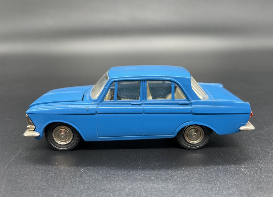 Модель автомобиля "Москвич 408" в коробке