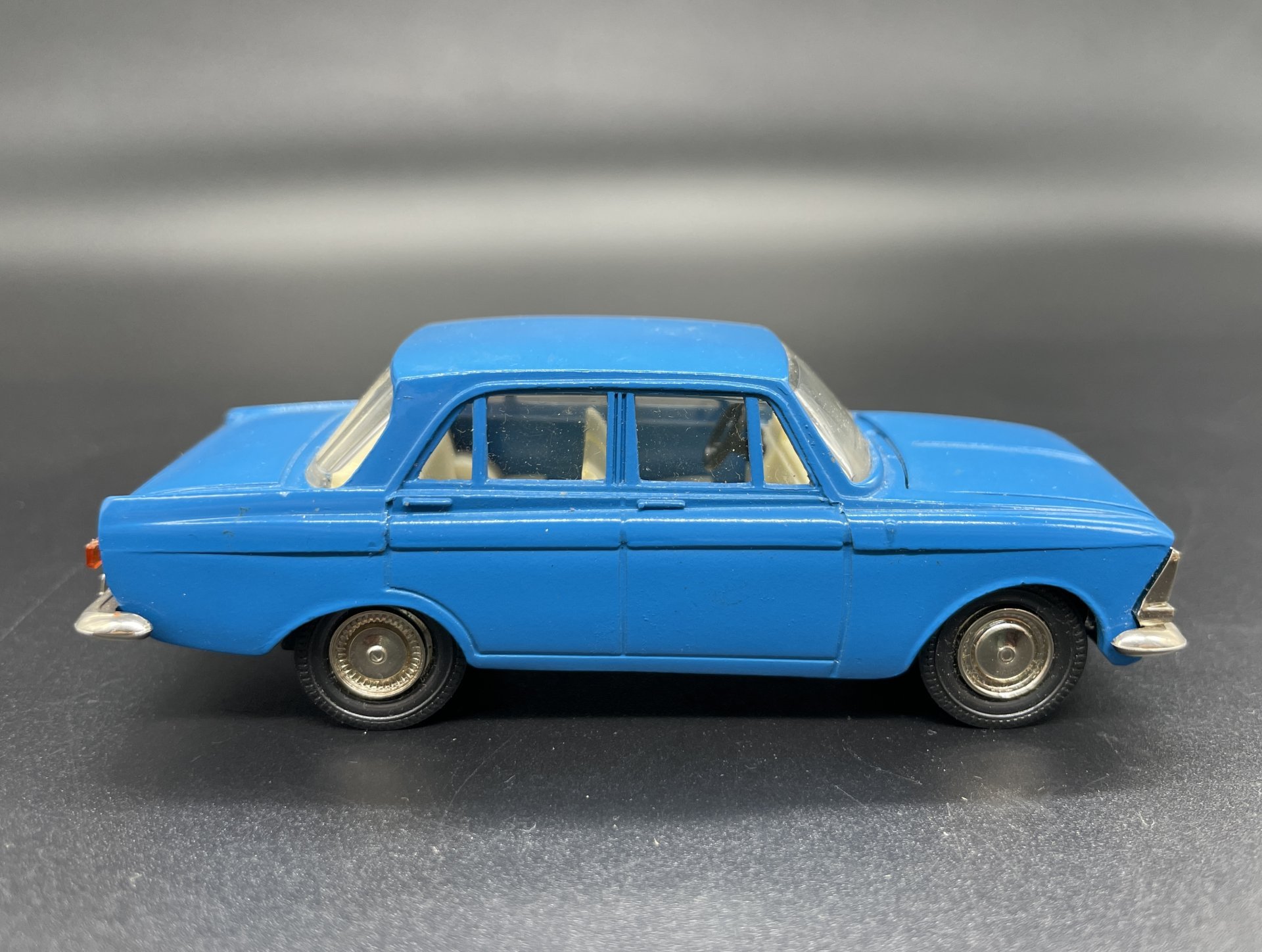 Модель автомобиля "Москвич 408" в коробке