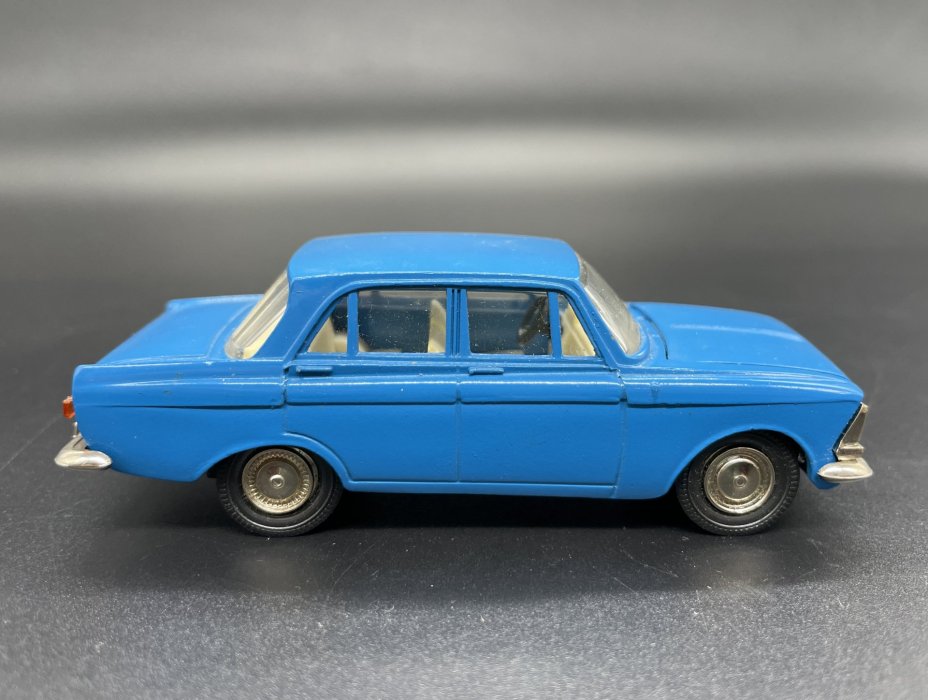 Модель автомобиля "Москвич 408" в коробке