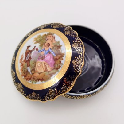 Шкатулка (бонбоньерка), украшенная галантной сценой в стилистике французского художника Жана-Оноре Фрагонара, Лимож