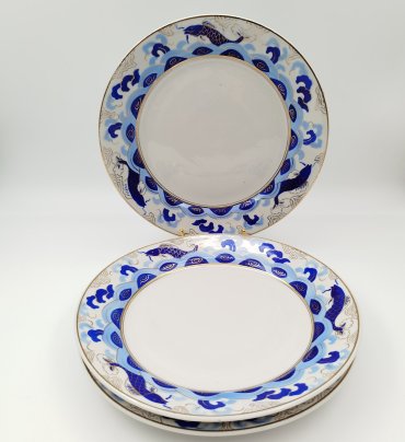 Набор обеденных тарелок на 3 персоны, с орнаментом в виде рыб по борту, фарфор, крытье, золочение, 1952-1964 гг.