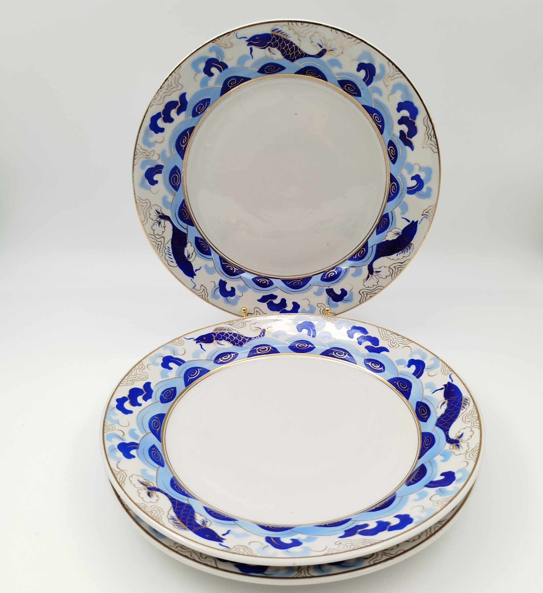 Набор обеденных тарелок на 3 персоны, с орнаментом в виде рыб по борту, фарфор, крытье, золочение, 1952-1964 гг.