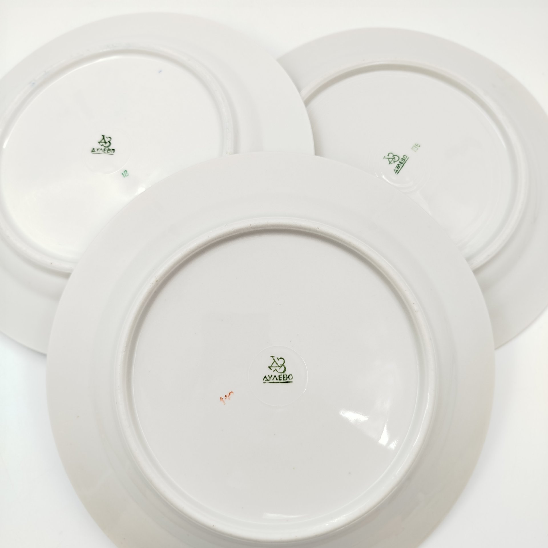 Набор обеденных тарелок на 3 персоны, с орнаментом в виде рыб по борту, фарфор, крытье, золочение, 1952-1964 гг.