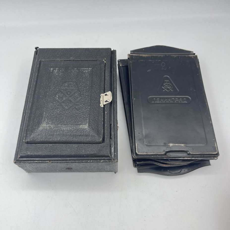 Фотоаппарат пластиночный "Фотокор-1" в оригинальном кофре с пластинами в комплекте, металл, стекло, кожа, искусственная кожа, Государственный оптико-механический завод имени ОГПУ (ГОМЗ), СССР, 1930-1941 гг.