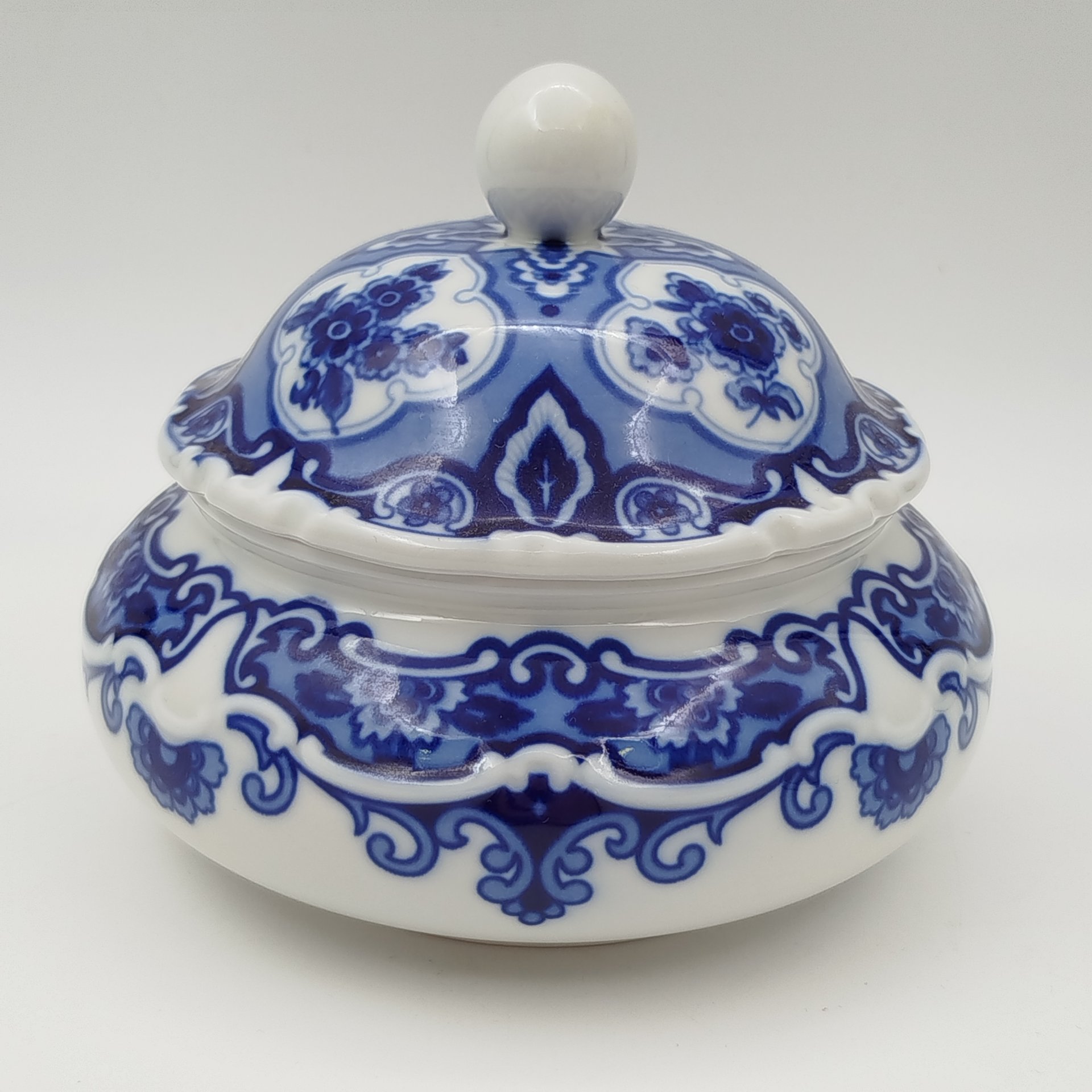 Бонбоньерка в восточном стиле, украшенная цветочным декором