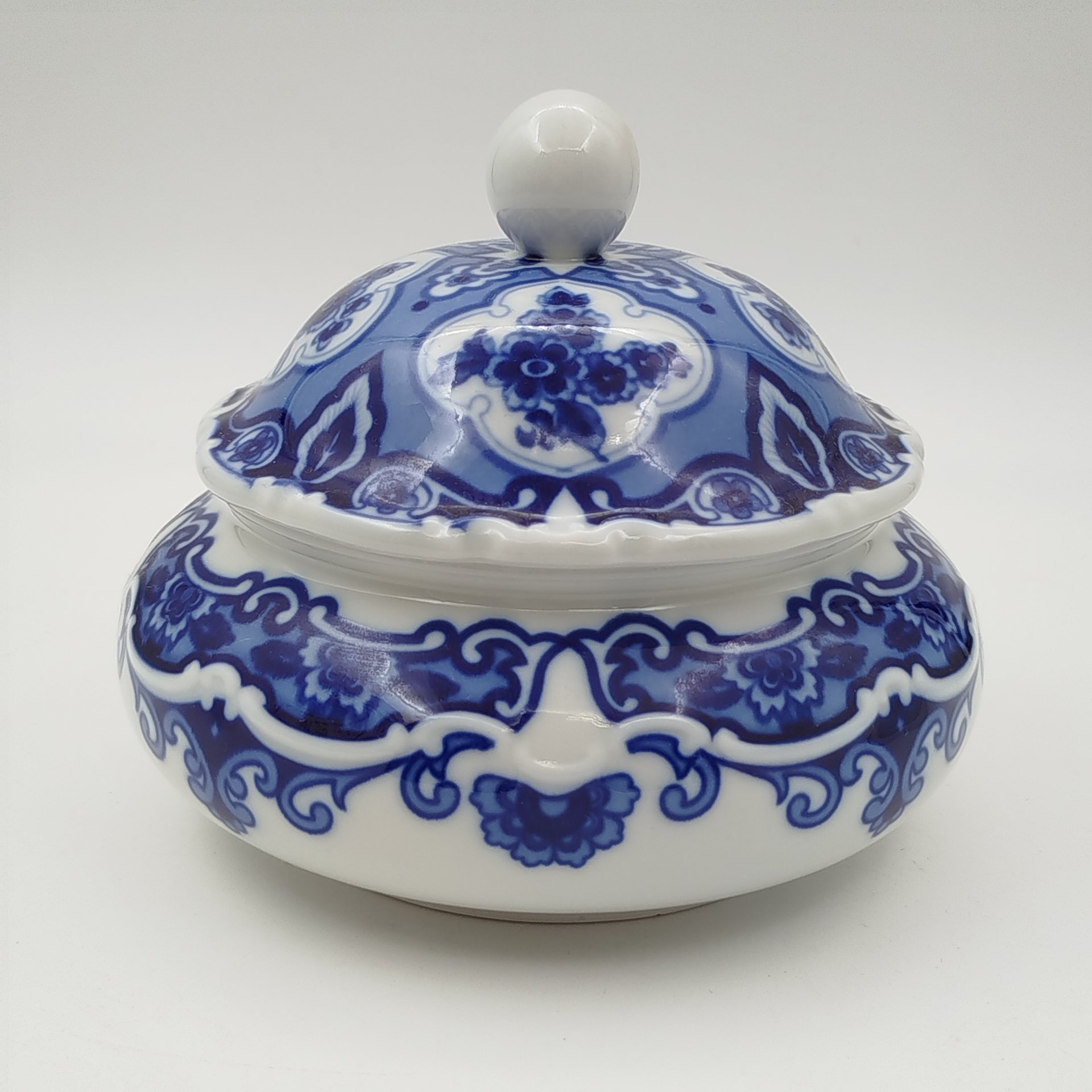 Бонбоньерка в восточном стиле, украшенная цветочным декором