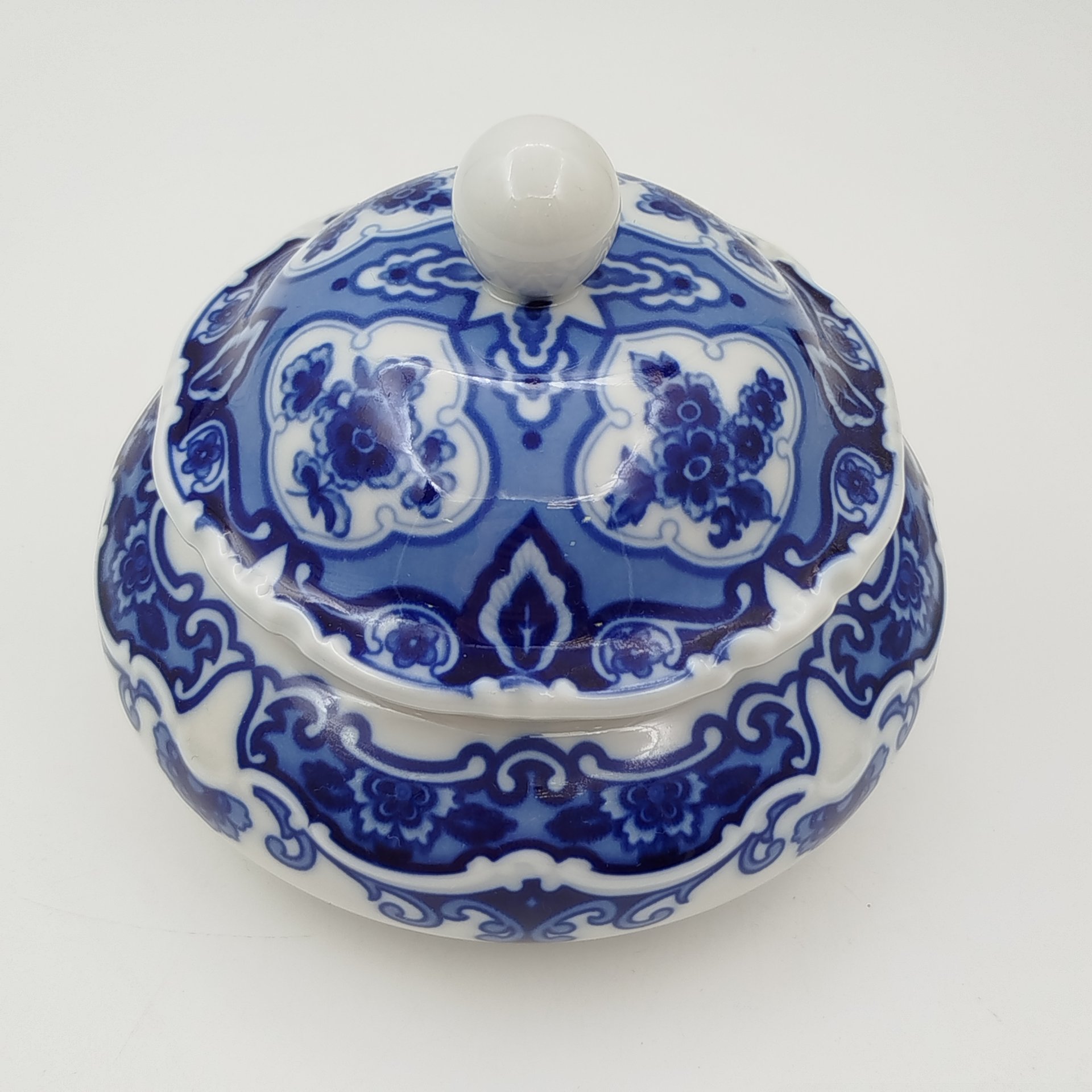 Бонбоньерка в восточном стиле, украшенная цветочным декором