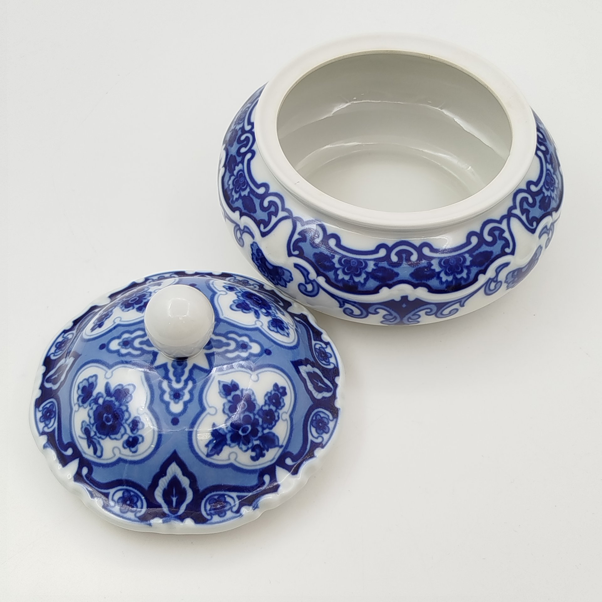 Бонбоньерка в восточном стиле, украшенная цветочным декором