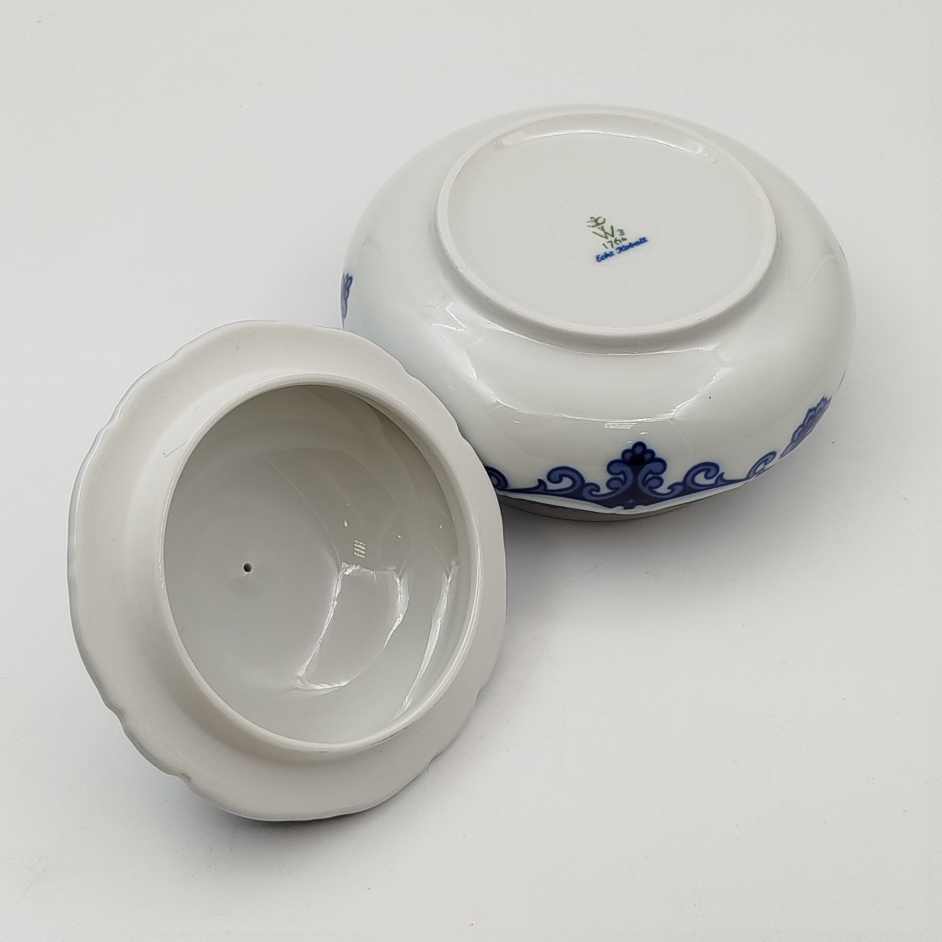 Бонбоньерка в восточном стиле, украшенная цветочным декором