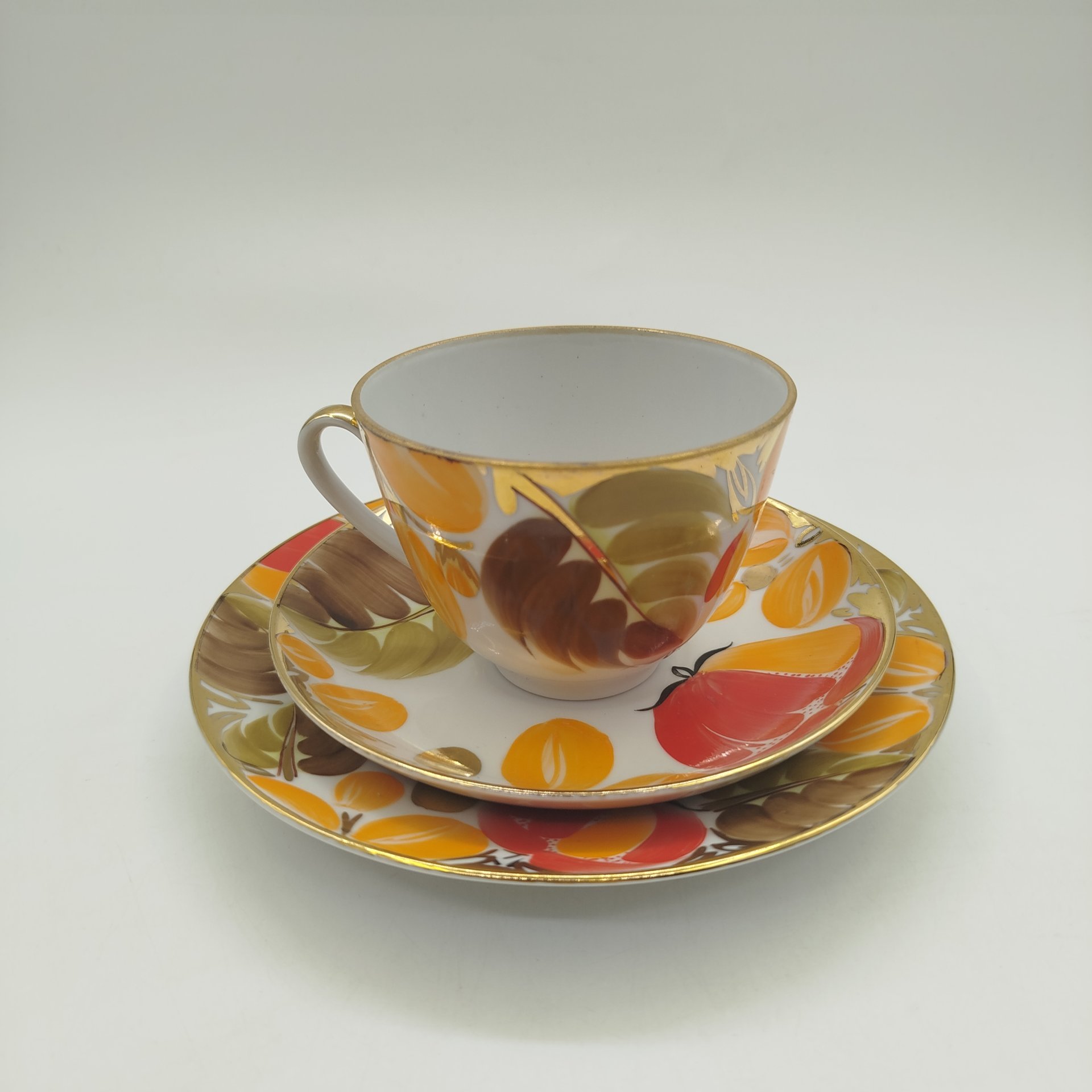 Чайное трио "Щедрая осень", автор рисунка Н.Б. Гусева, автор формы С.Е. Яковлева, фарфор, роспись, золочение, Ленинградский фарфоровый завод (ЛФЗ), СССР, 1960-1970 гг.