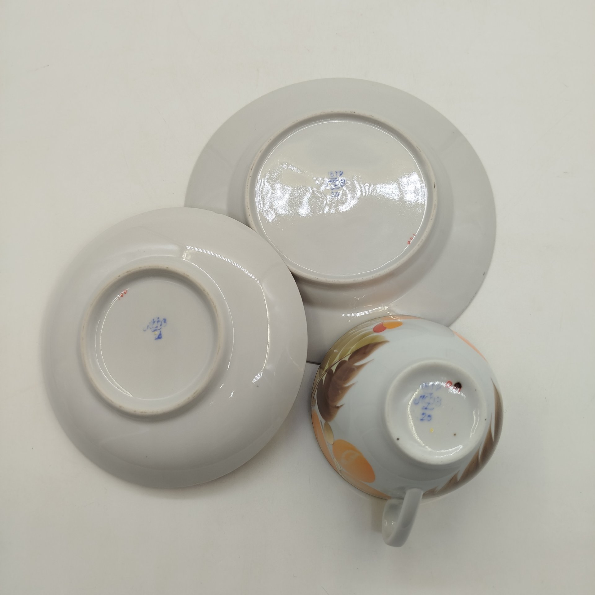 Чайное трио "Щедрая осень", автор рисунка Н.Б. Гусева, автор формы С.Е. Яковлева, фарфор, роспись, золочение, Ленинградский фарфоровый завод (ЛФЗ), СССР, 1960-1970 гг.