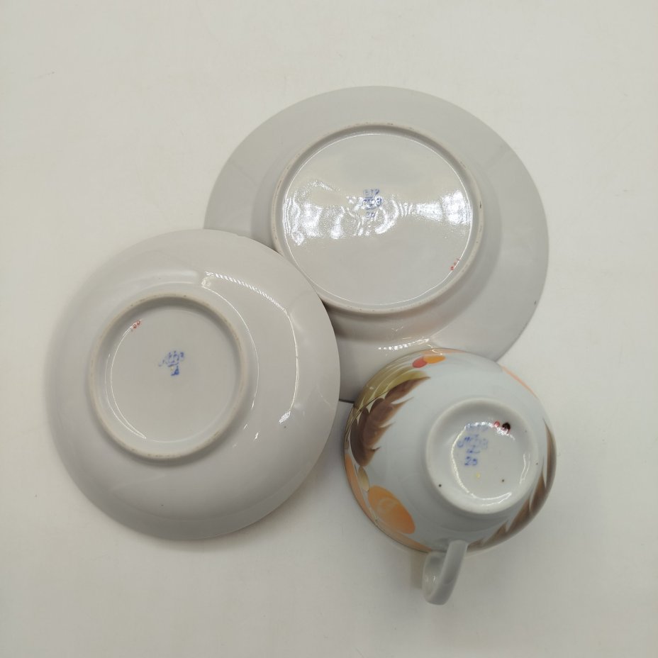 Чайное трио "Щедрая осень", автор рисунка Н.Б. Гусева, автор формы С.Е. Яковлева, фарфор, роспись, золочение, Ленинградский фарфоровый завод (ЛФЗ), СССР, 1960-1970 гг.