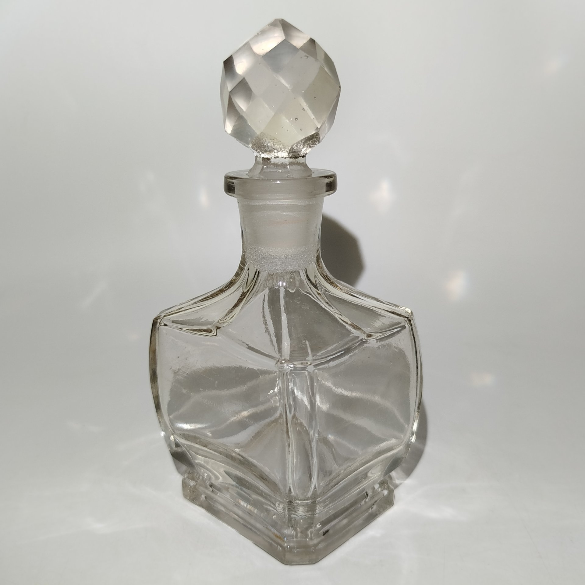 Флакон парфюмерный с граненой пробкой, стекло, Российская империя, 1890-1915 гг.