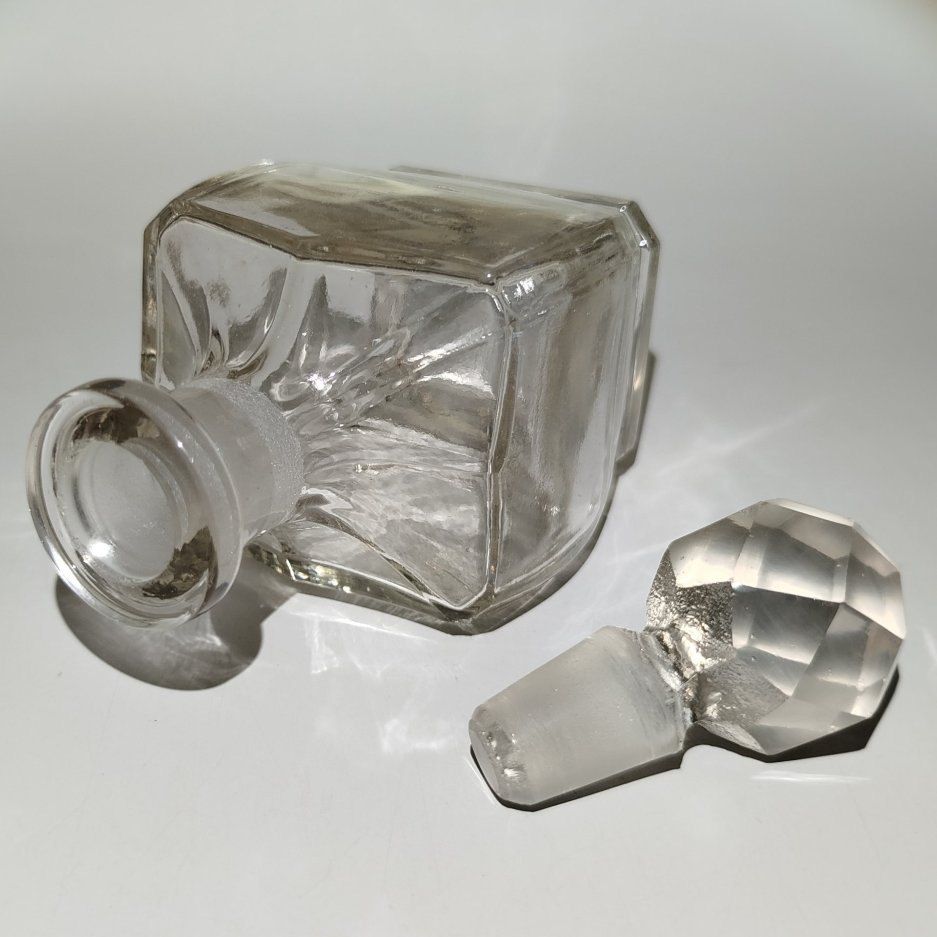 Флакон парфюмерный с граненой пробкой, стекло, Российская империя, 1890-1915 гг.