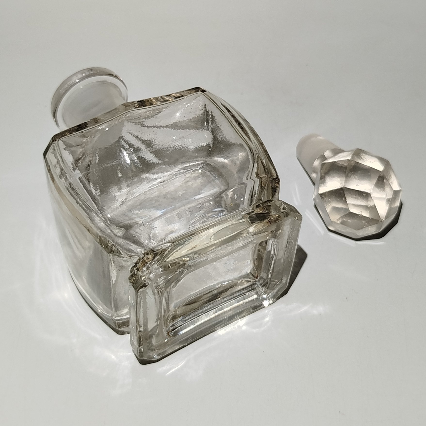 Флакон парфюмерный с граненой пробкой, стекло, Российская империя, 1890-1915 гг.