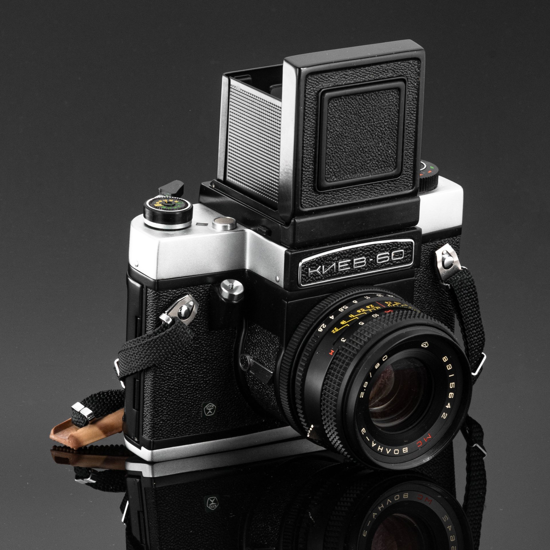 Фотоаппарат среднеформатный "Киев - 60 TTL" в комплекте с светофильтром, в оригинальном кофре, сплав металла, пластик, Киевский завод «Арсенал», СССР, 1988 г., Киевский завод «Арсенал»