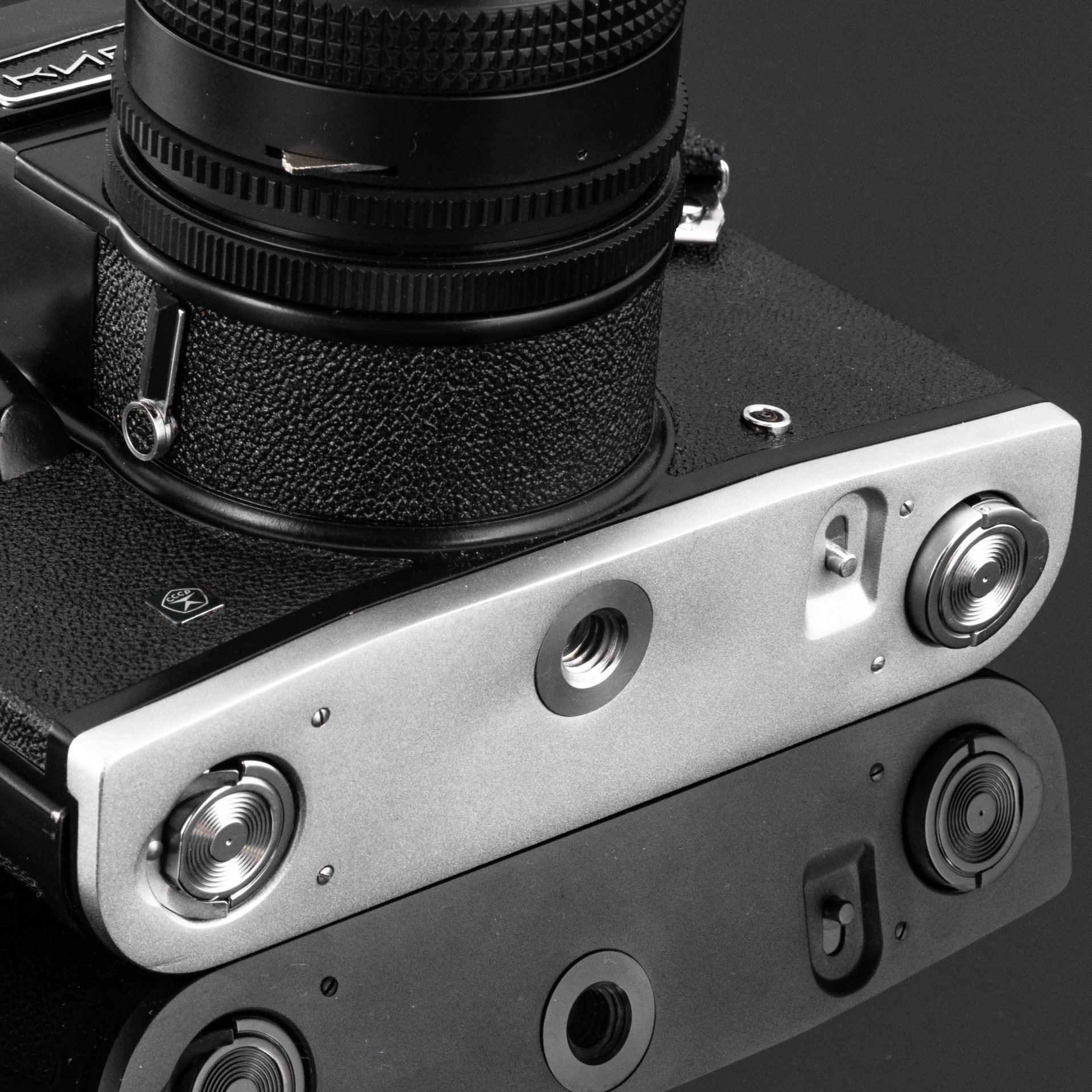 Фотоаппарат среднеформатный "Киев - 60 TTL" в комплекте с светофильтром, в оригинальном кофре, сплав металла, пластик, Киевский завод «Арсенал», СССР, 1988 г., Киевский завод «Арсенал»