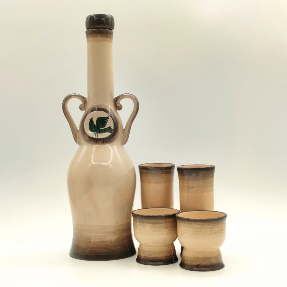 Набор из штофа лаконичной формы с изображением птицы в медальоне и 4-х стопок разных размеров, керамика, глазурь, роспись, СССР, 1970-1990 гг.