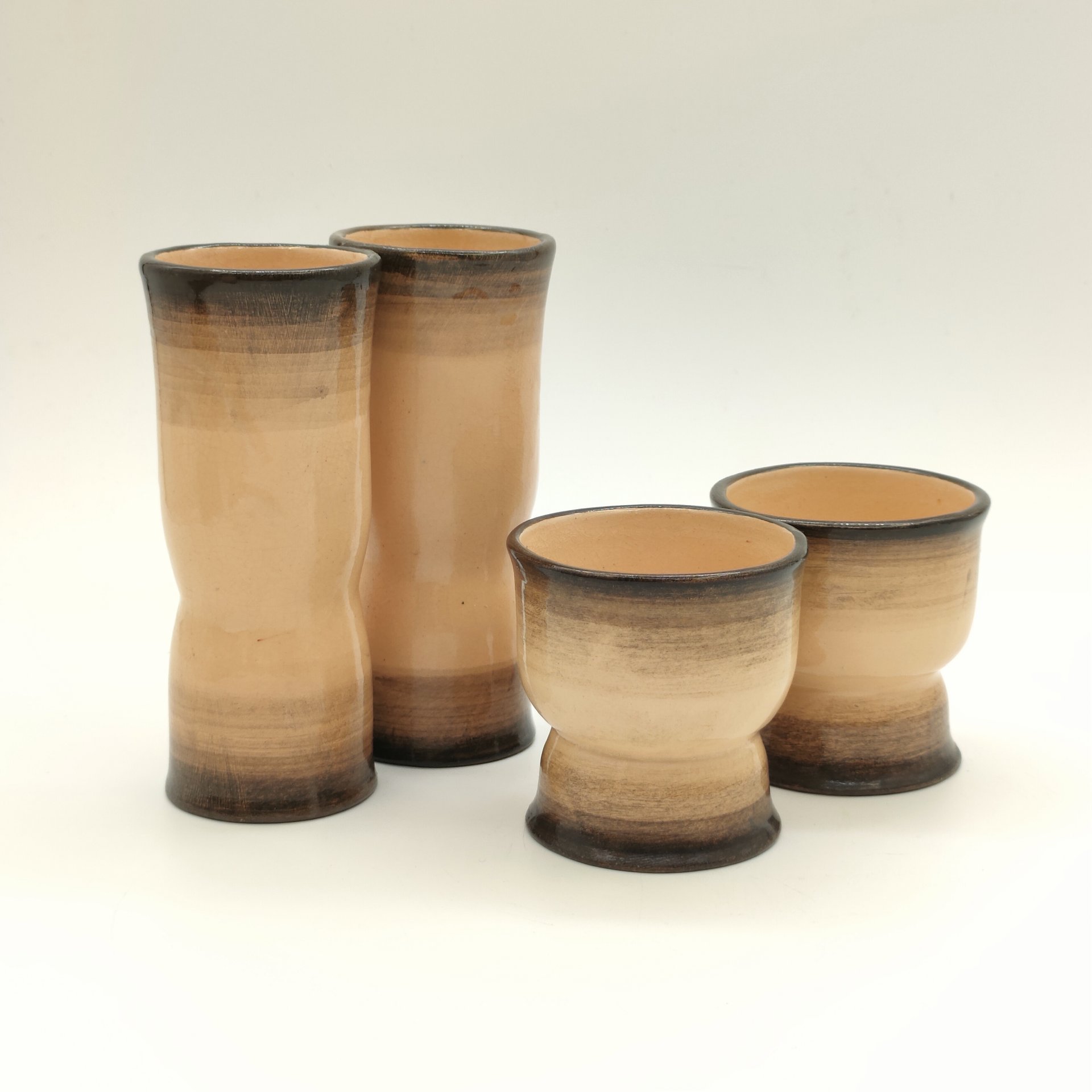 Набор из штофа лаконичной формы с изображением птицы в медальоне и 4-х стопок разных размеров, керамика, глазурь, роспись, СССР, 1970-1990 гг.