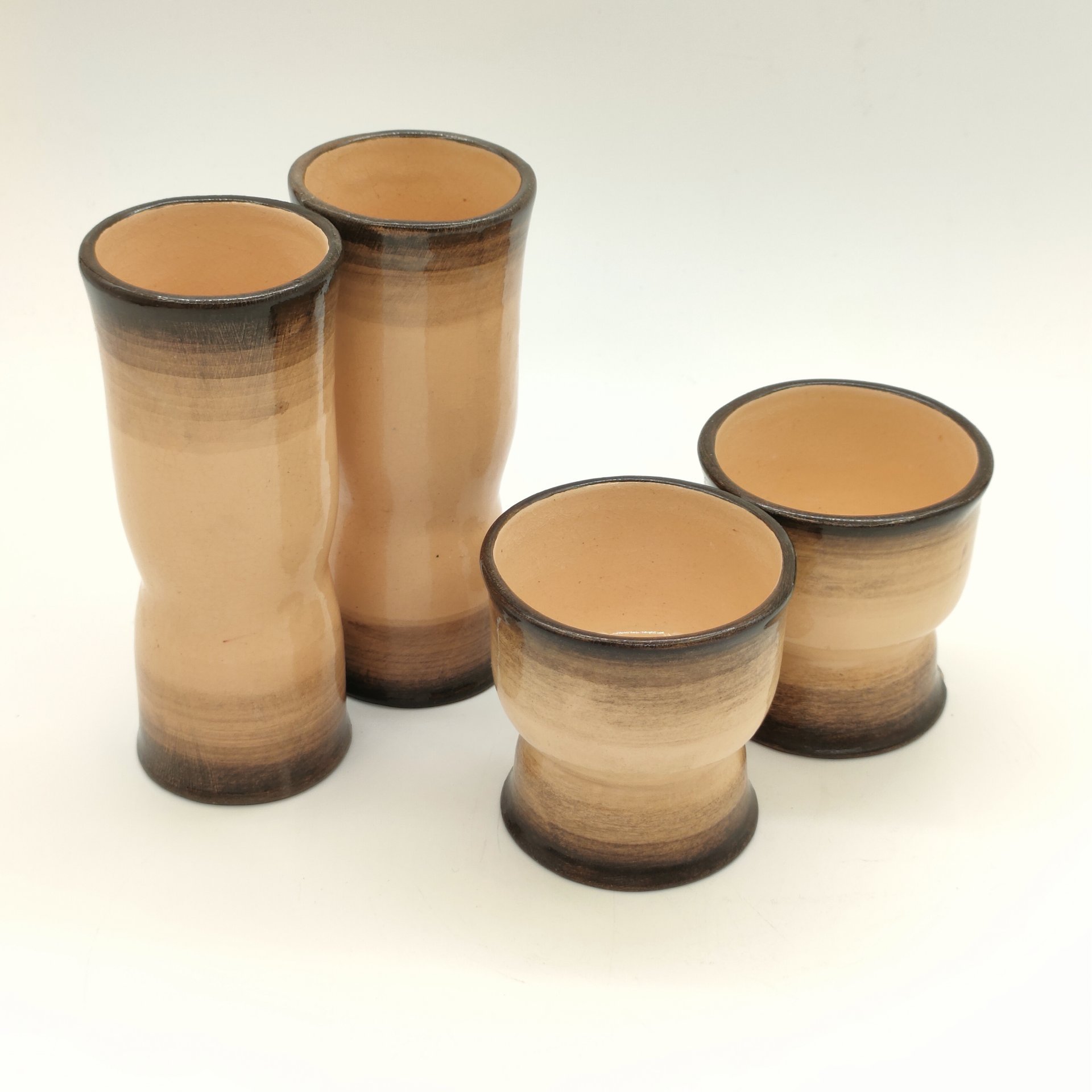 Набор из штофа лаконичной формы с изображением птицы в медальоне и 4-х стопок разных размеров, керамика, глазурь, роспись, СССР, 1970-1990 гг.