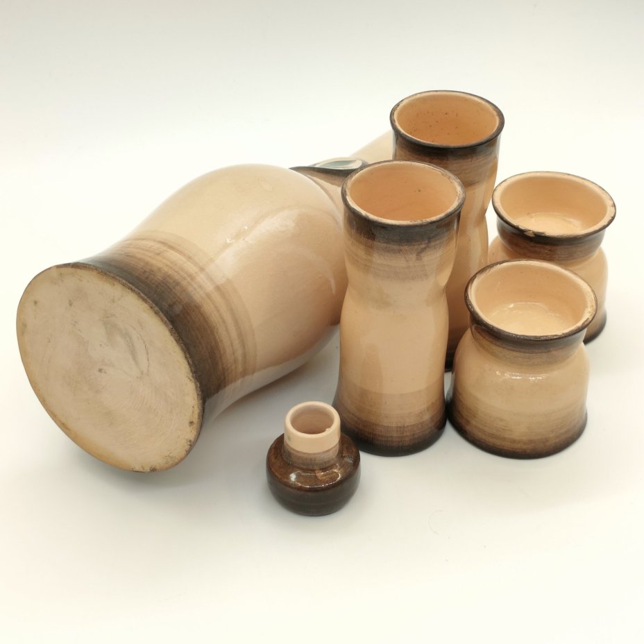 Набор из штофа лаконичной формы с изображением птицы в медальоне и 4-х стопок разных размеров