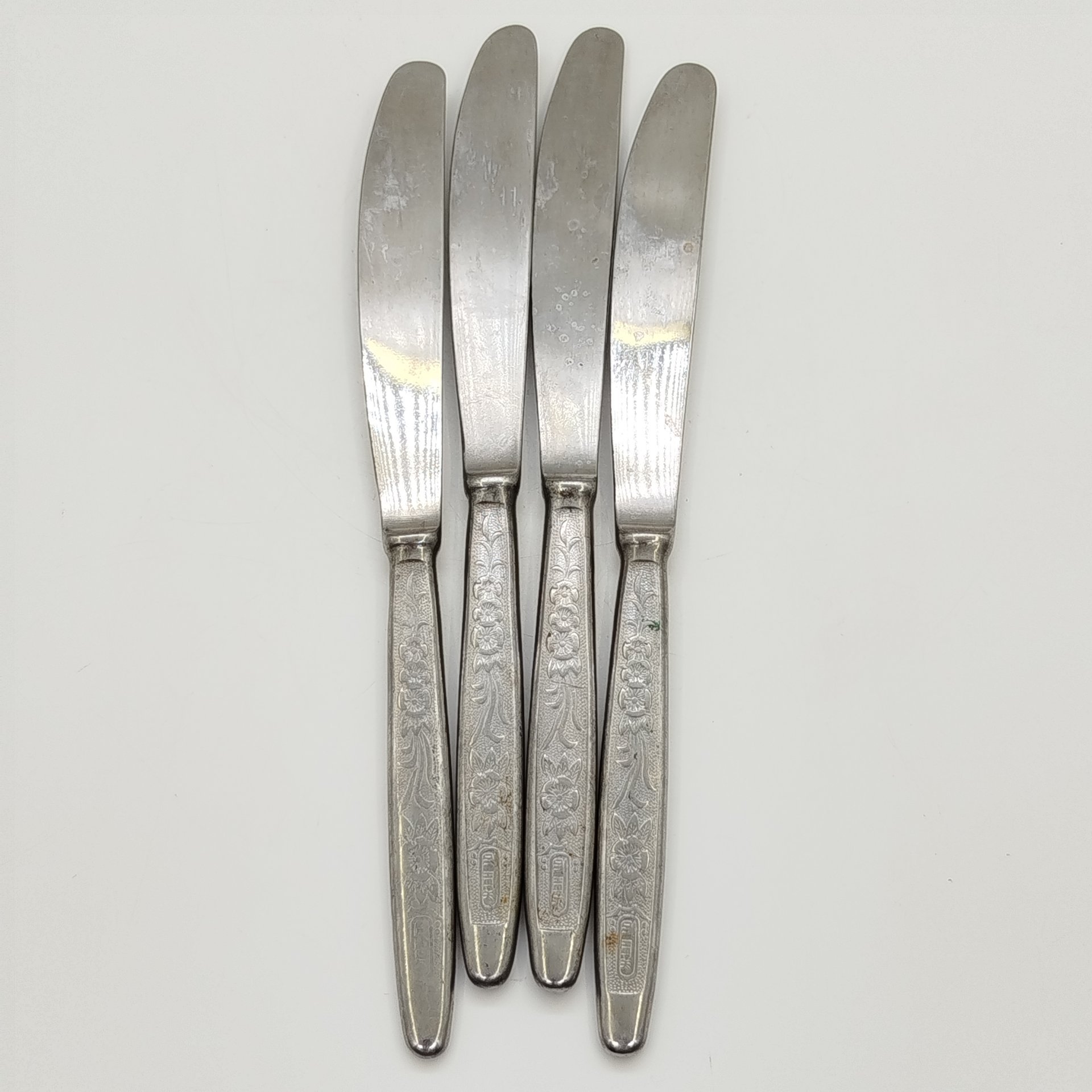 Набор из 4-х столовых ножей с цветочным декором на ручках, сталь, Завод «Труд» (р.п. Вача), СССР, 1980-1990 гг.