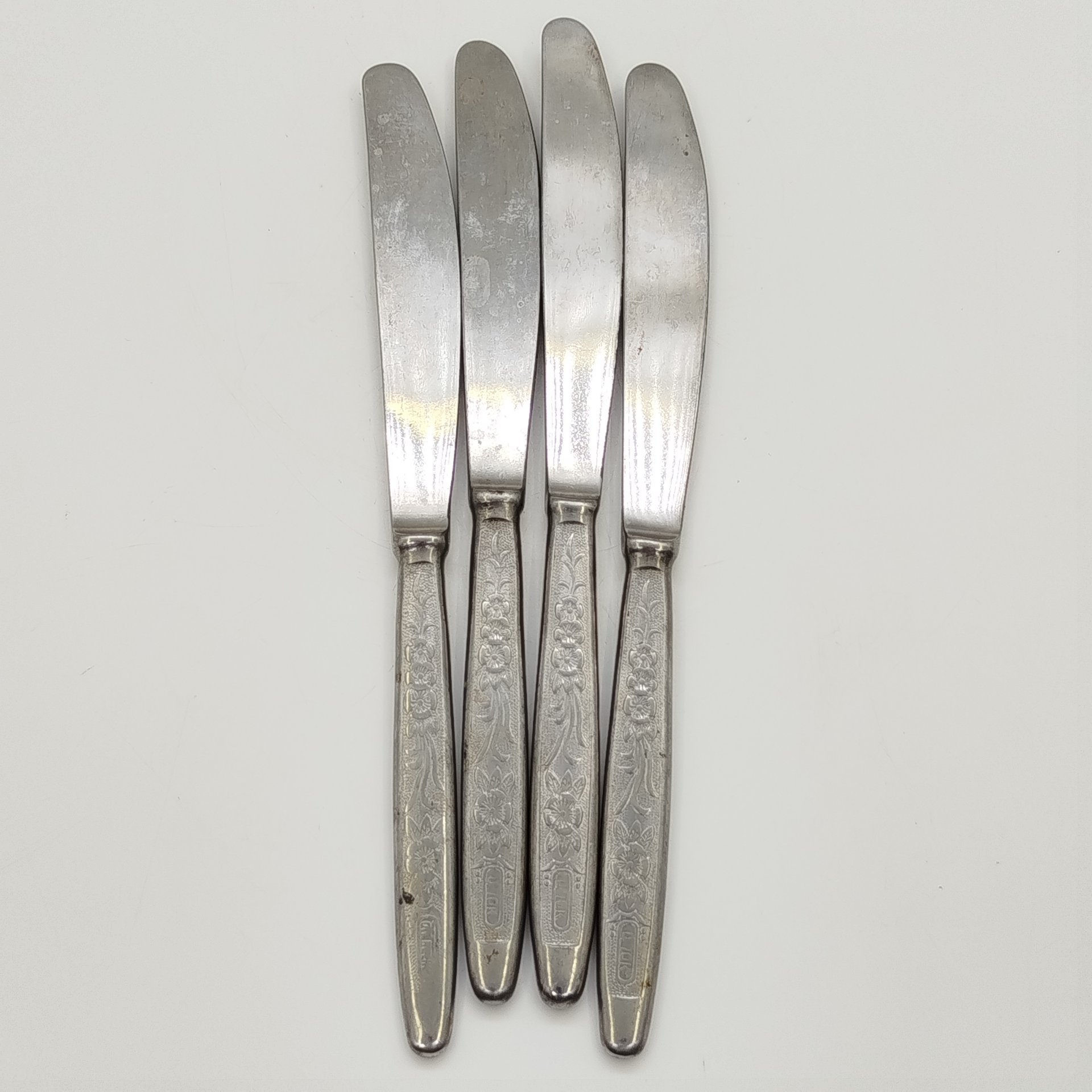 Набор из 4-х столовых ножей с цветочным декором на ручках, сталь, Завод «Труд» (р.п. Вача), СССР, 1980-1990 гг.