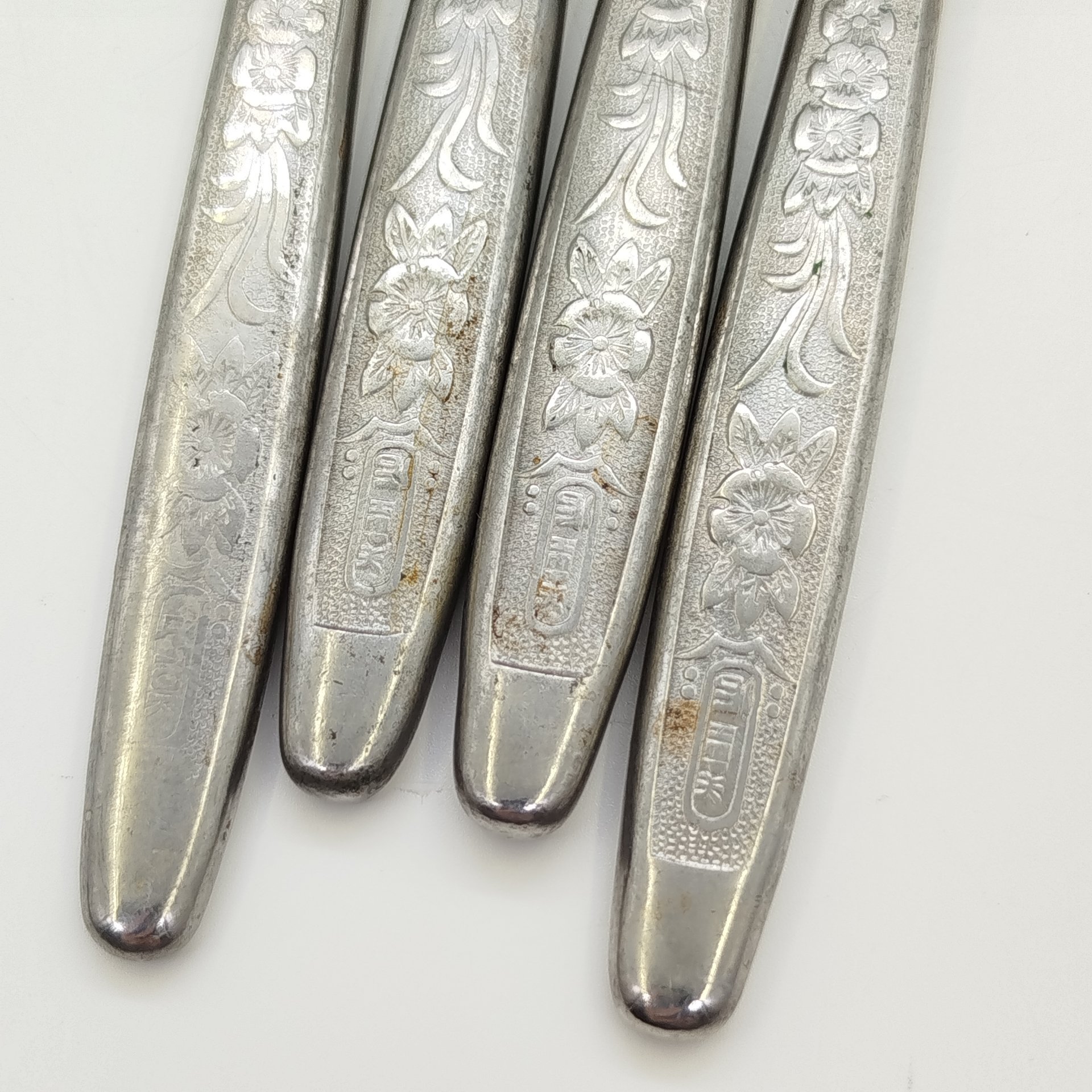 Набор из 4-х столовых ножей с цветочным декором на ручках, сталь, Завод «Труд» (р.п. Вача), СССР, 1980-1990 гг.