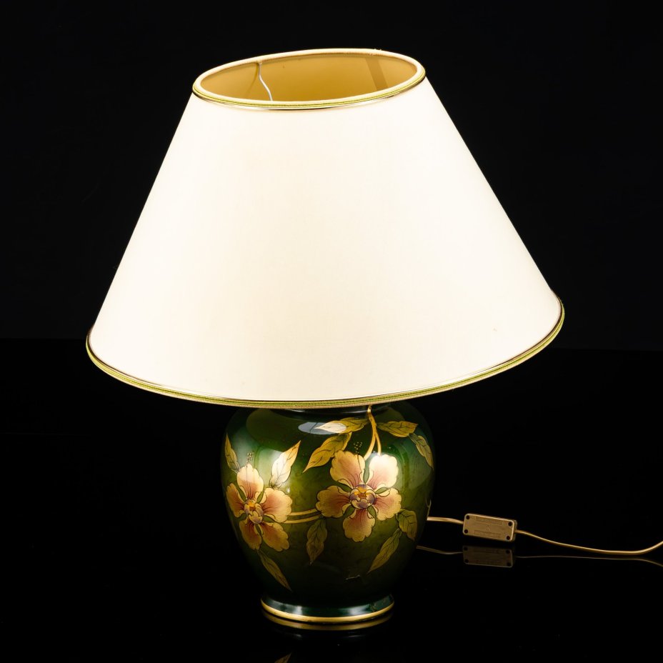 Лампа настольная с массивным основанием темно-зеленого оттенка и цветочным декором, подпись "Ida Bellini"