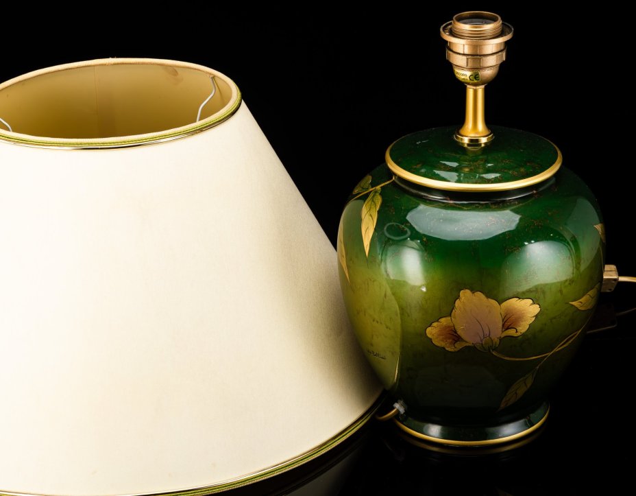 Лампа настольная с массивным основанием темно-зеленого оттенка и цветочным декором, подпись "Ida Bellini"