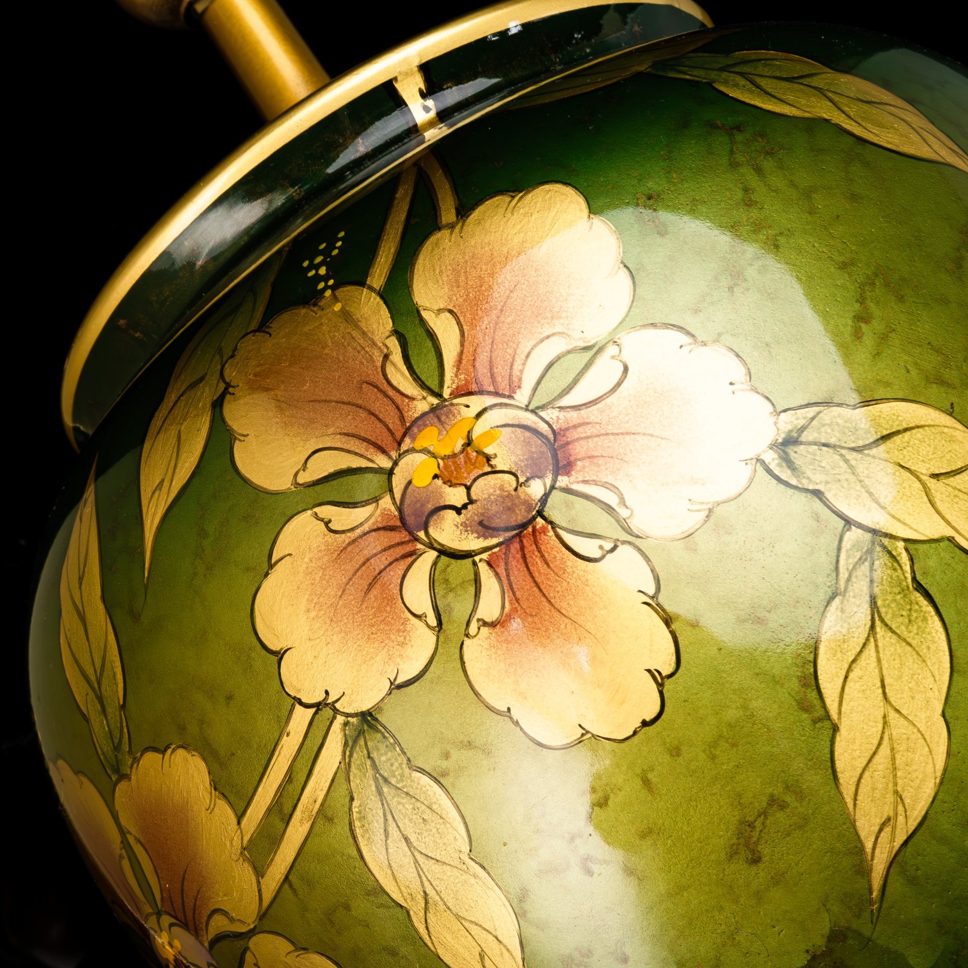 Лампа настольная с массивным основанием темно-зеленого оттенка и цветочным декором, подпись "Ida Bellini"
