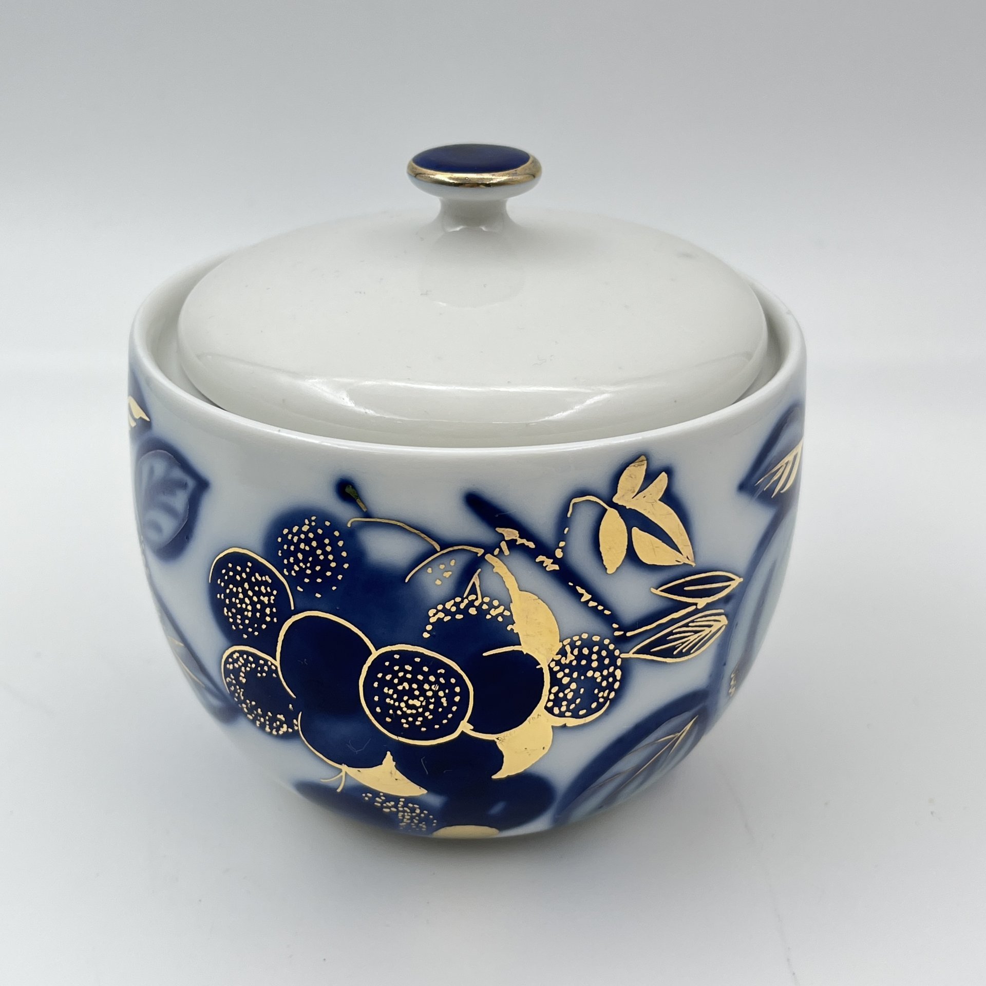 Сахарница из сервиза "Гранаты", форма "Ладога", автор формы С.Е. Яковлева, автор росписи Л. К. Блак, фарфор, кобальт, роспись, золочение, Ленинградский фарфоровый завод (ЛФЗ), СССР, 1960-1970 гг.