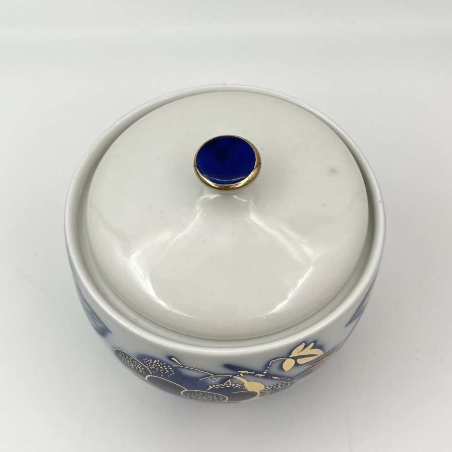 Сахарница из сервиза "Гранаты", форма "Ладога", автор формы С.Е. Яковлева, автор росписи Л. К. Блак, фарфор, кобальт, роспись, золочение, Ленинградский фарфоровый завод (ЛФЗ), СССР, 1960-1970 гг.